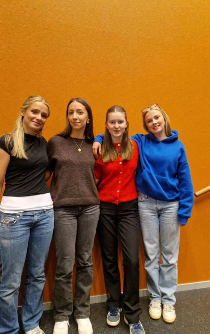 Sunniva Rebni Bjørk; nestleiar studieførebuande, Jelena Radgkovic; elevrådsleiar, Selma Løkkebø Vedvik; nestleiar yrkesfag og Guro Kristine Hågvar, sekretær
